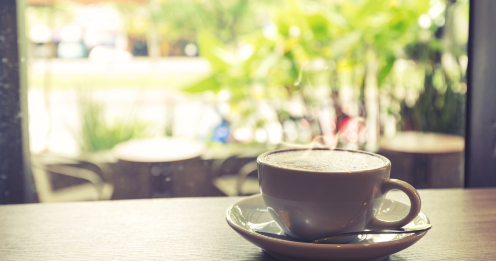 家族が相談できる3つの場所の見出し下画像 カフェでのコーヒーの写真