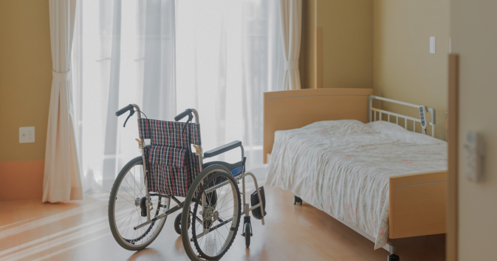 特別養護老人ホームで看取りはできるのか⁈という見出しでの画像。
施設の部屋の中で車いすが一台映っている