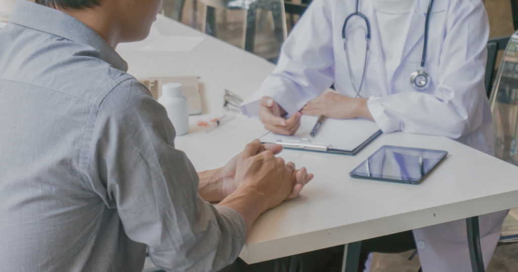 特別養護老人ホームと病院の看取りの違いは?という見出しの画像。
医者と患者が向き合い、面談を受けている写真。