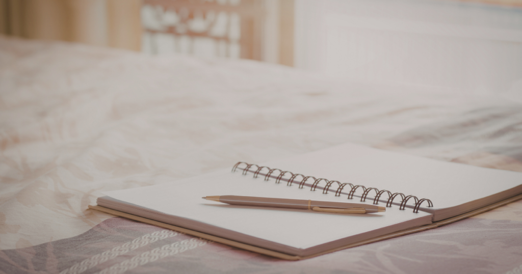 看取りで家族が後悔を減らすポイントの見出し画像。ノートとペンの写真。